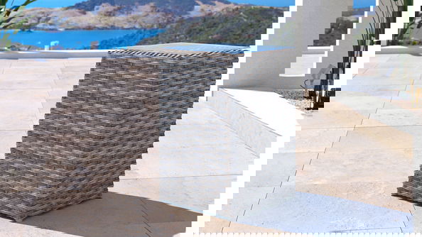 Mesa auxiliar Larentia